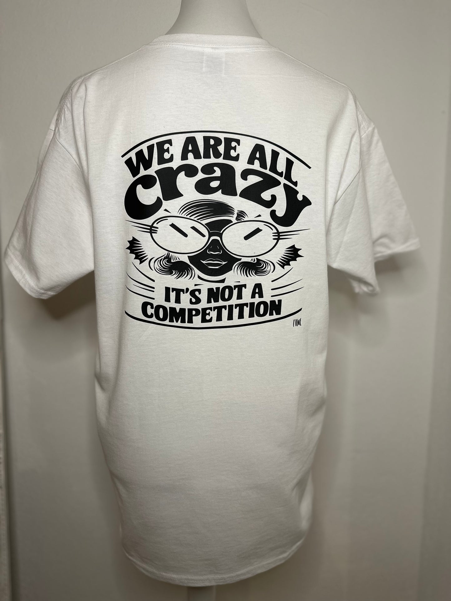 T-SHIRT WEISS „WE ARE ALL CRAZY“