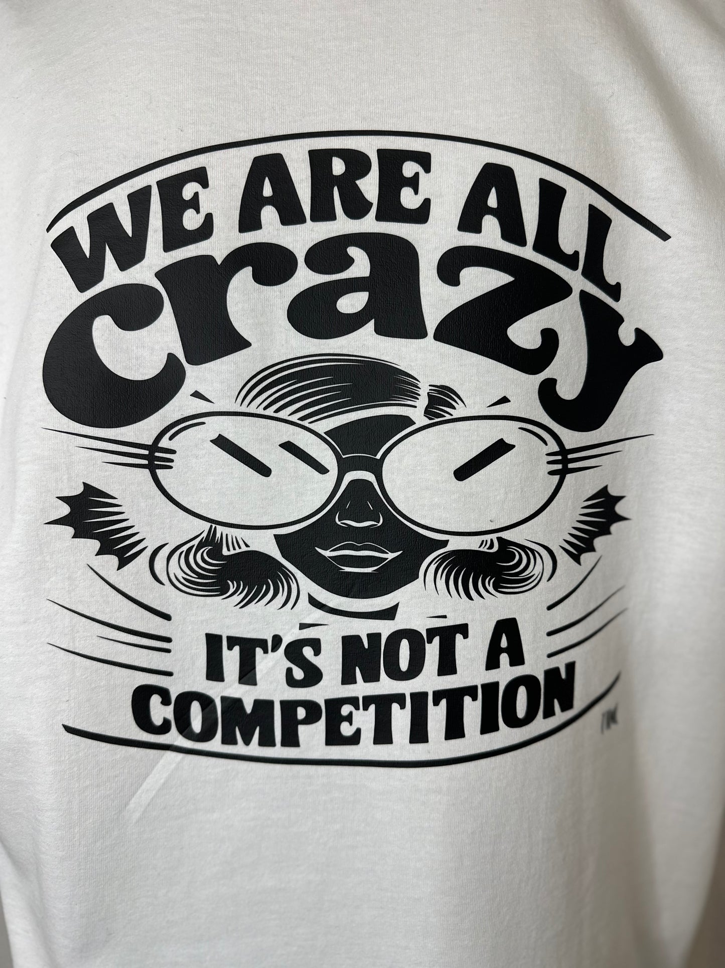 T-SHIRT WEISS „WE ARE ALL CRAZY“