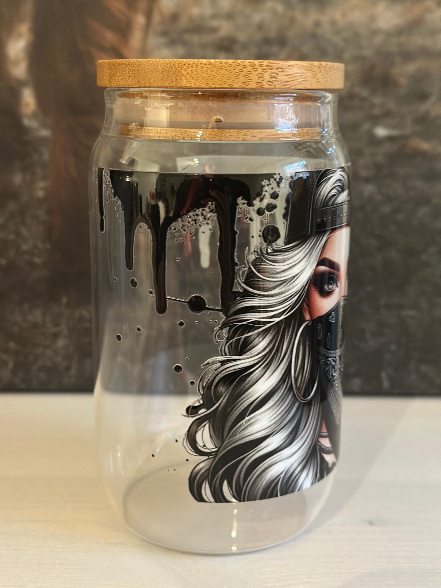 Trinkglas mit Bambusdeckel „Blond Mask black“