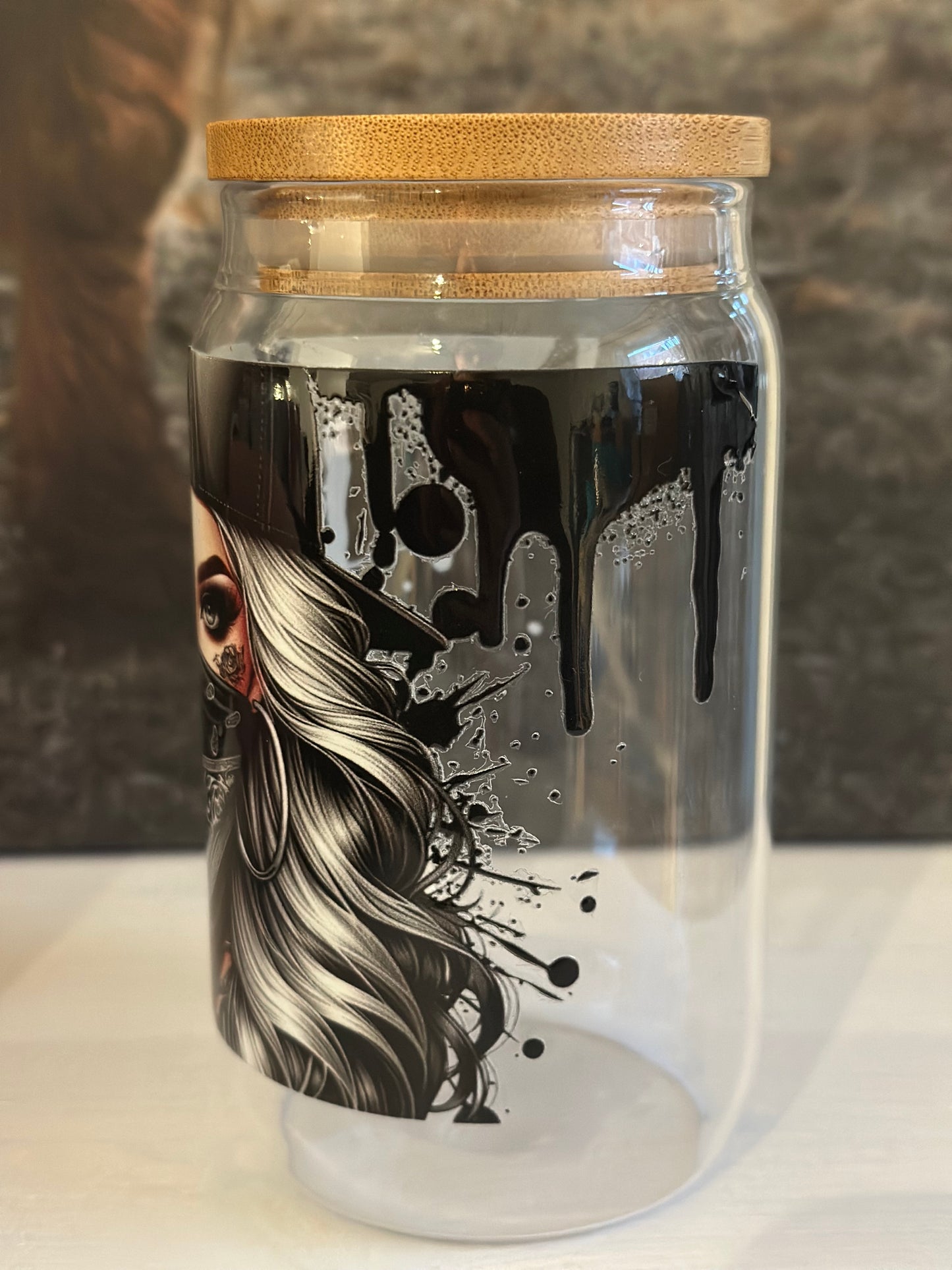 Trinkglas mit Bambusdeckel „Blond Mask black“