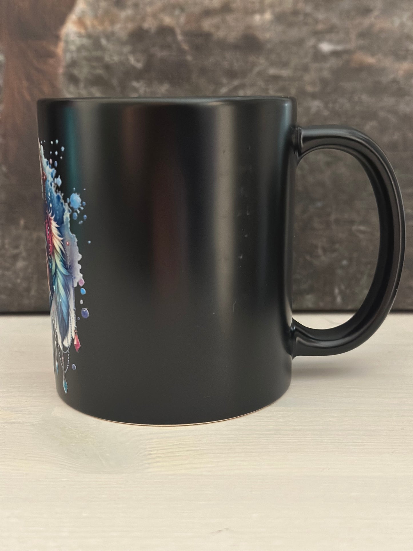 Tasse „Federn bunt“ schwarz